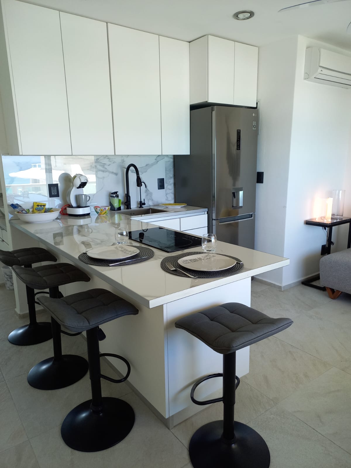 Cocina moderna completamente equipada