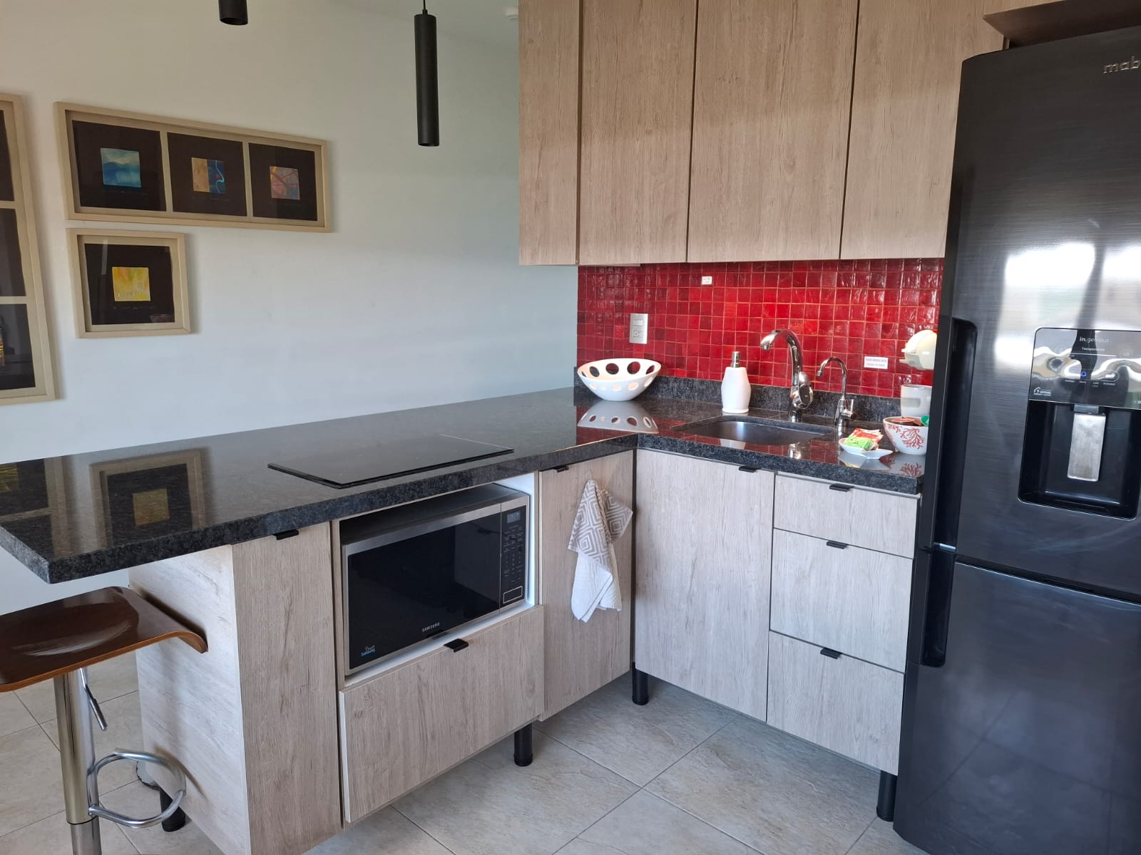 Cocina moderna completamente equipada